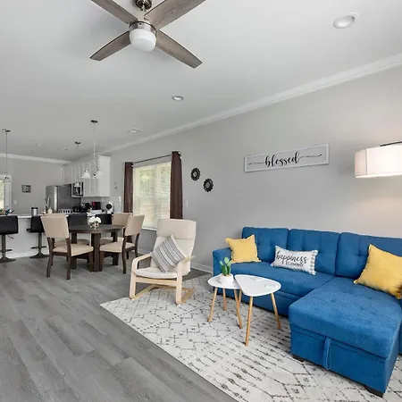 Cozy & Modern Home Close To Uptown & Airport
